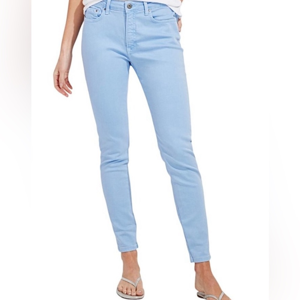 Vineyard Vines light blue cropped skinny jean
Size 26. Never worn. No defects.